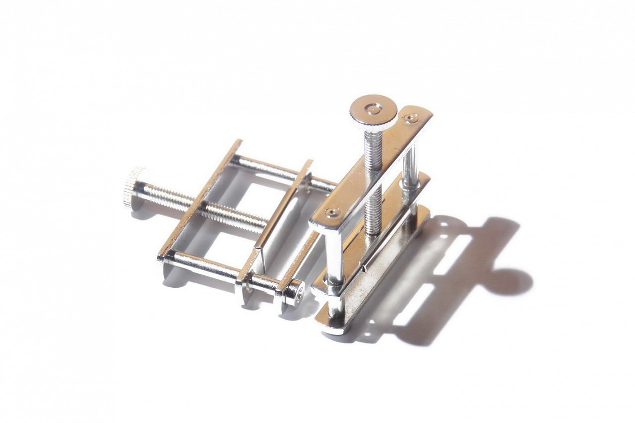 Sponke za bradavice na belem ozadju