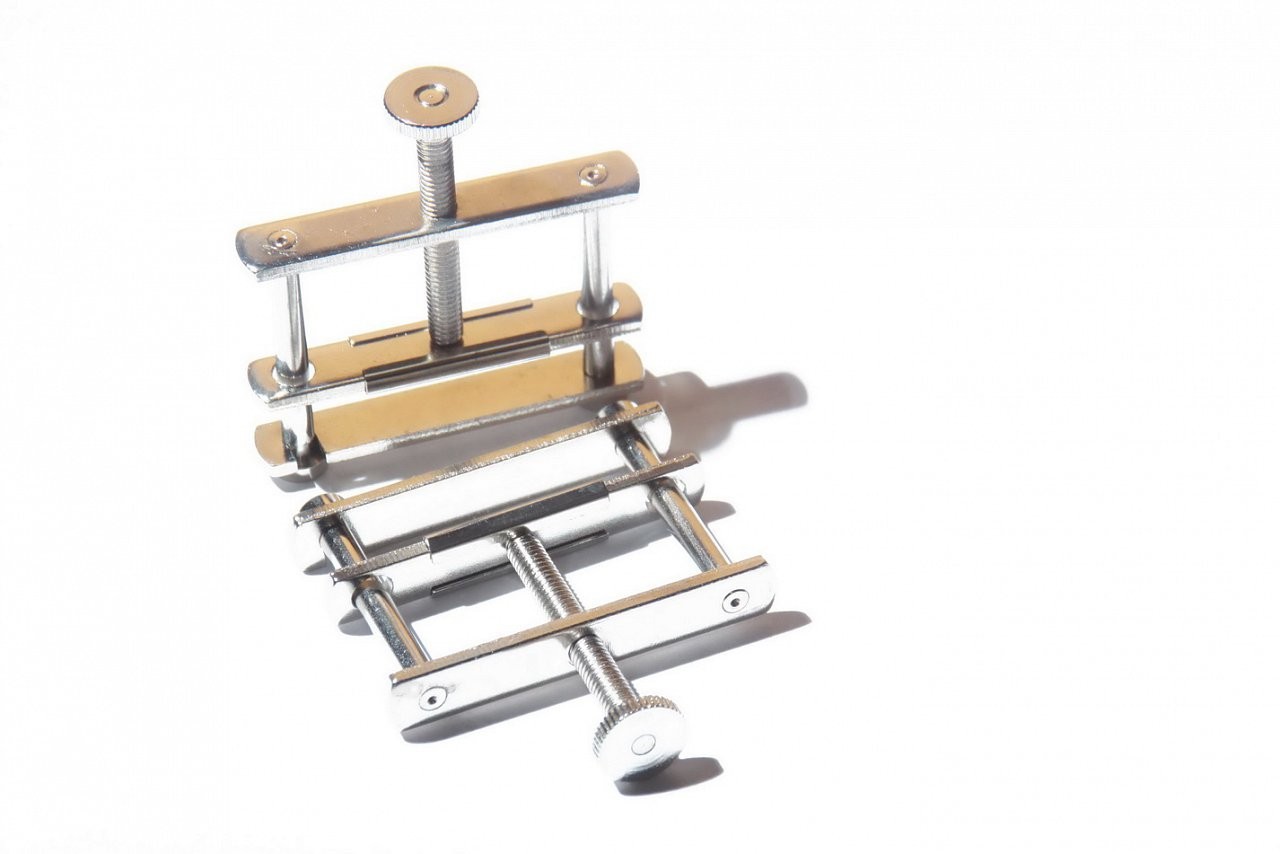 Sponke za bradavice na belem ozadju