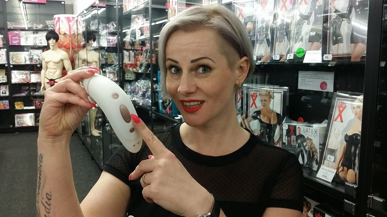 Verča prikazuje vibracijsko napravo Satisfyer Pro Plus