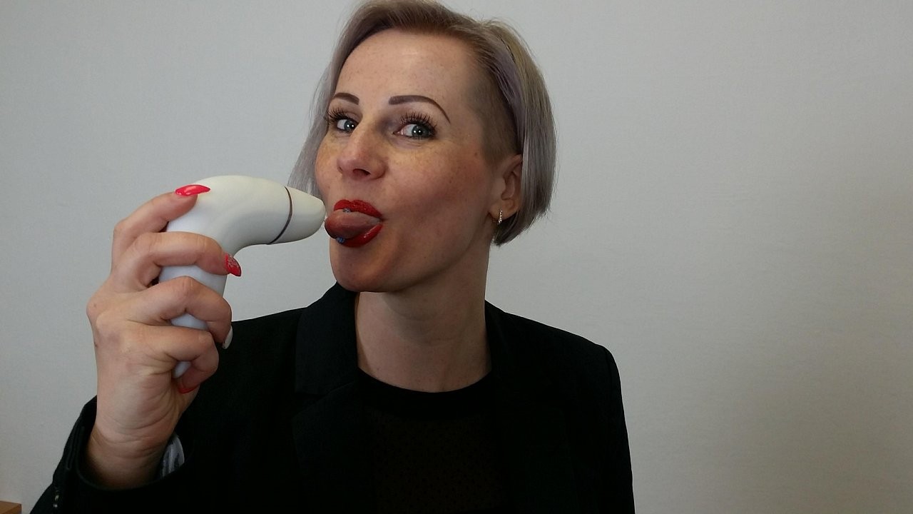 Verča prikazuje vibracijsko napravo Satisfyer Pro Plus