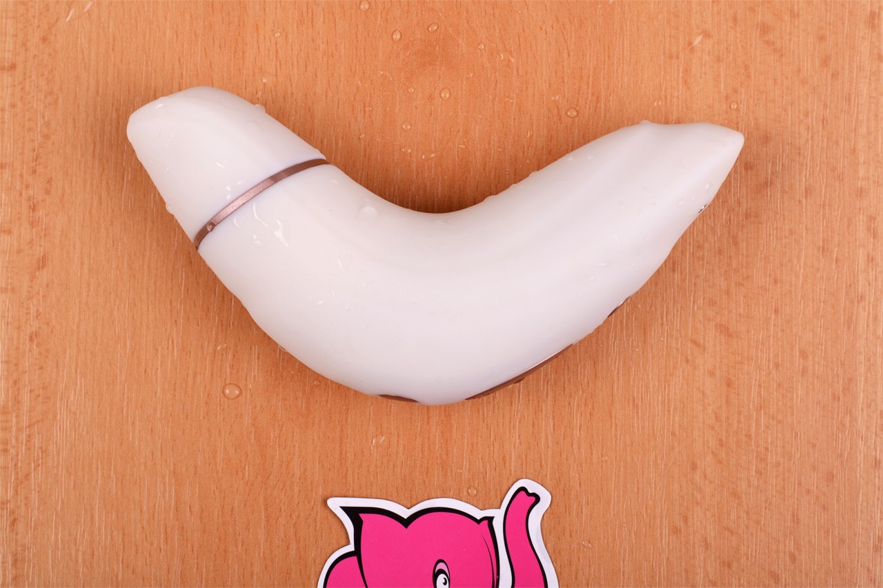 Satisfyer Pro Plus Vibration leži na mizi