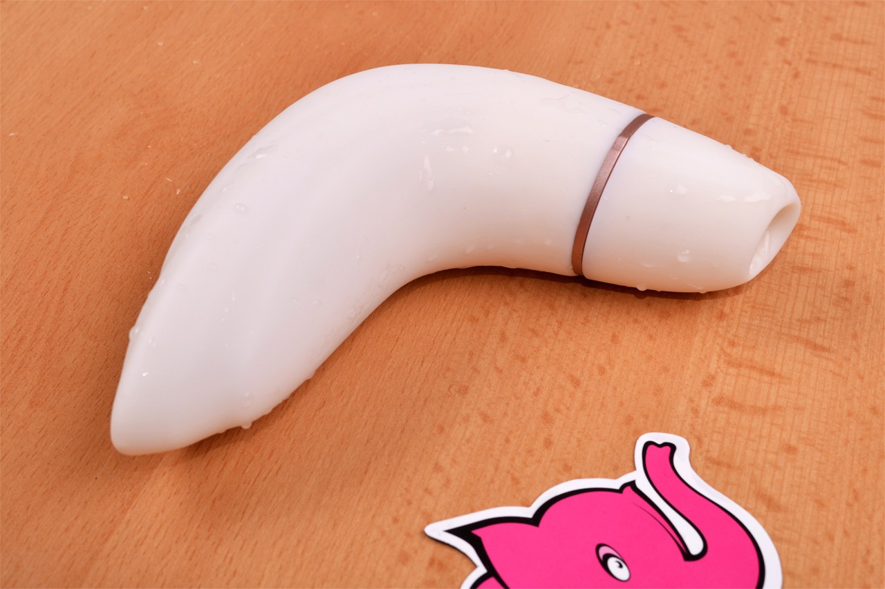 Satisfyer Pro Plus Vibration leži na mizi