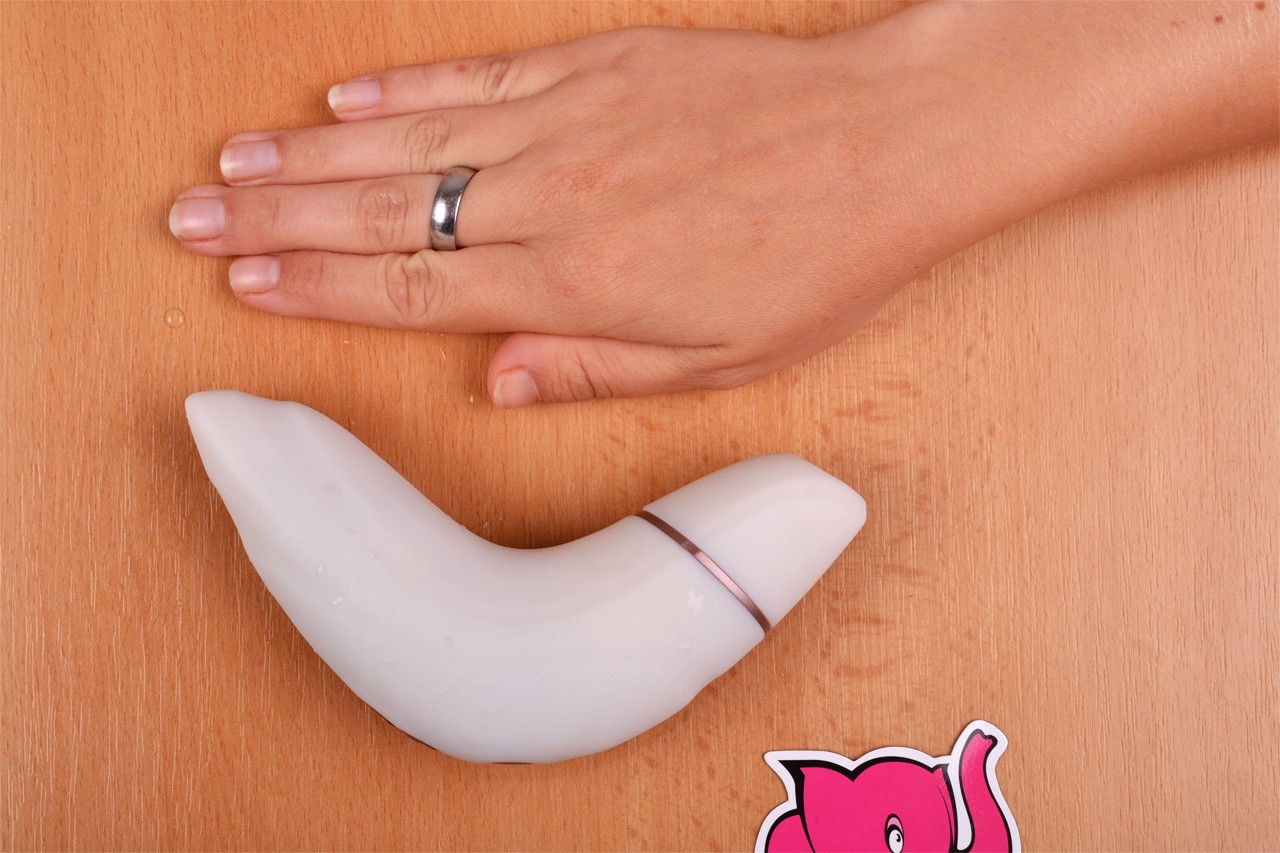 Vibracijski pripomoček Satisfyer Pro Plus se nahaja ob vaši dlani