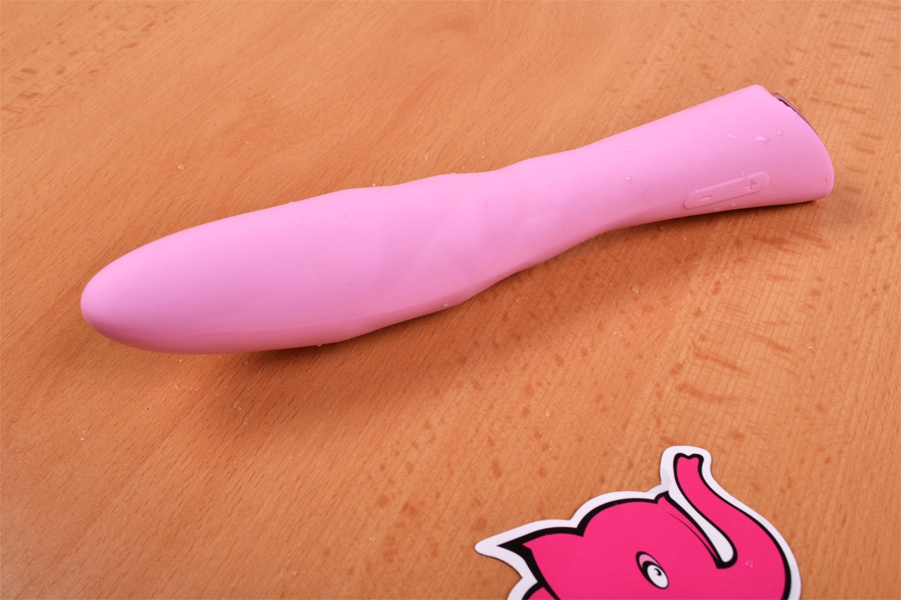 Silikonski vibrator Pink Lover, na mizi