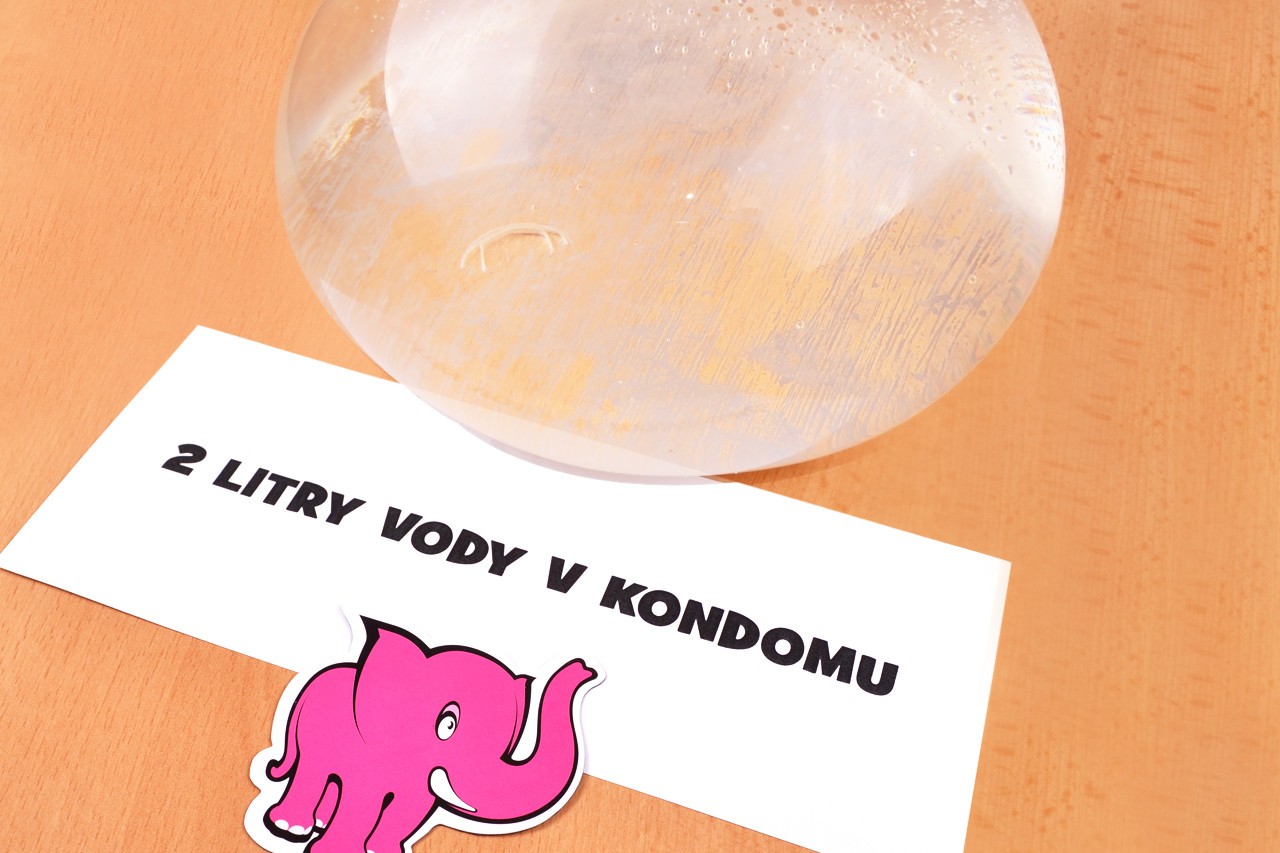 LELO Hex Original - test, 2 litra vode v kondomu