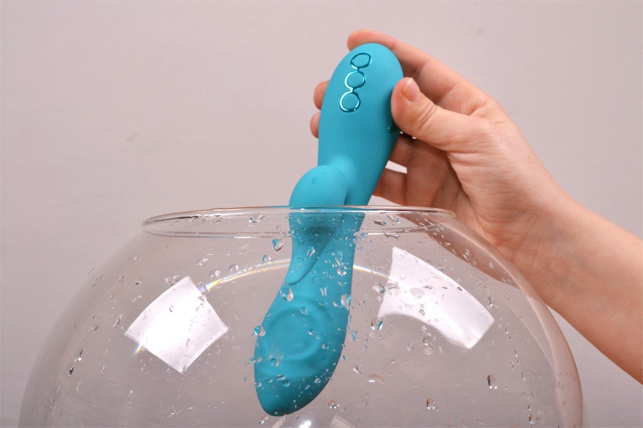 Silikonski vibrator Tiffany Dream - potopitev vibratorja v posodo z vodo