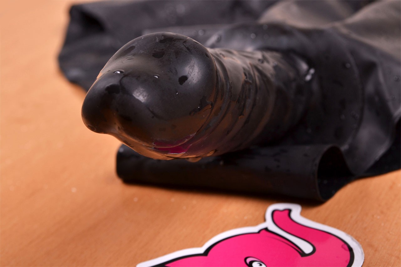 LateX hlačke z dildom Glossy - podrobnosti o dildu