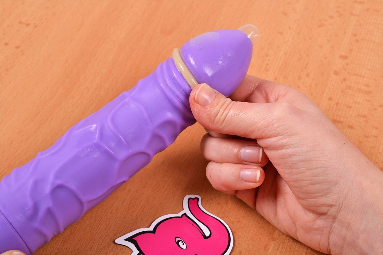 Beppy kondomi - namestitev kondoma na vibrator