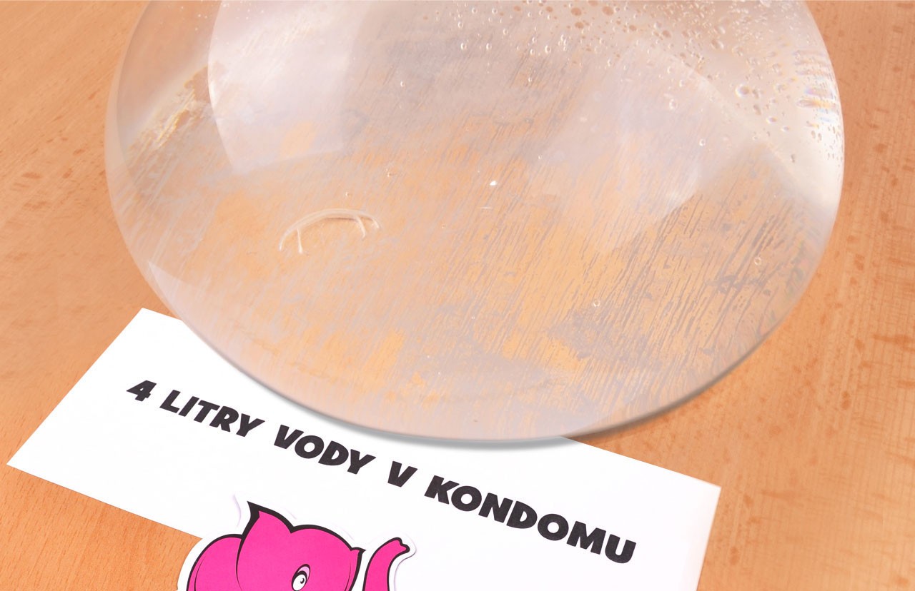 Kondomi Beppy - test, 4 litri vode v kondomu