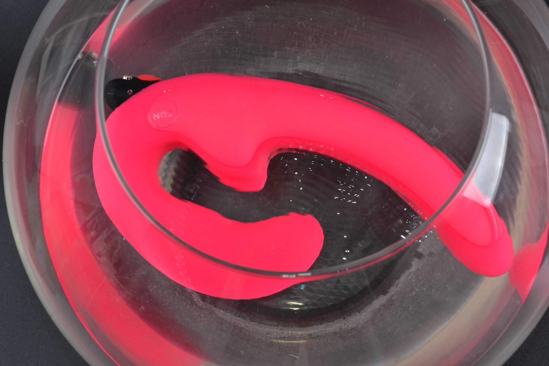 Fun Factory Sharevibe Clip-on Penis, v posodi z vodo