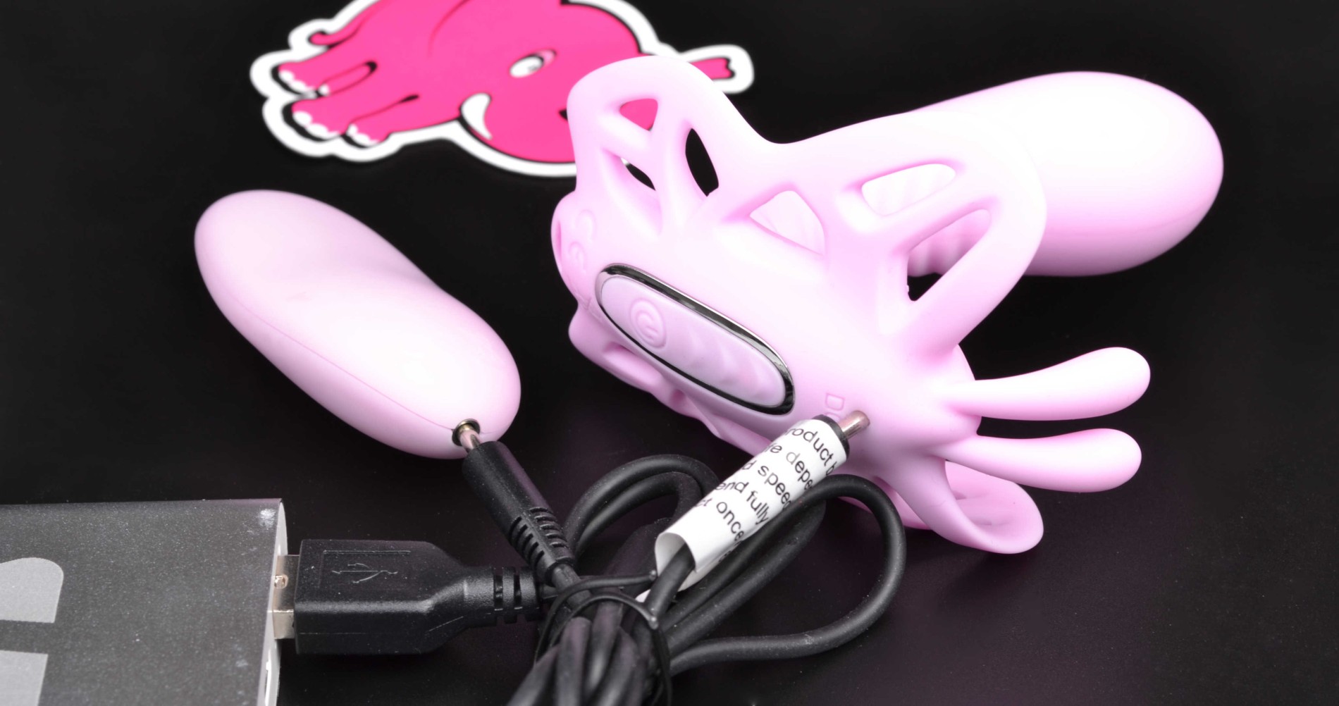 Dragi vibrirajoči metuljček, ki se polni iz napajalne banke