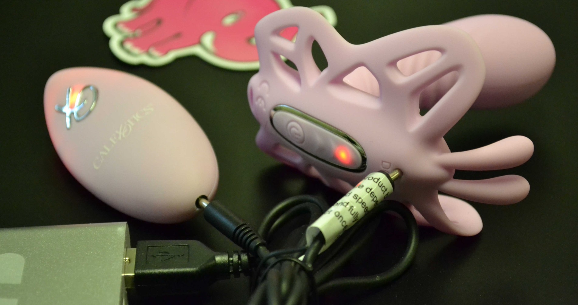 Dragi vibrirajoči metuljček, ki se polni iz napajalne banke