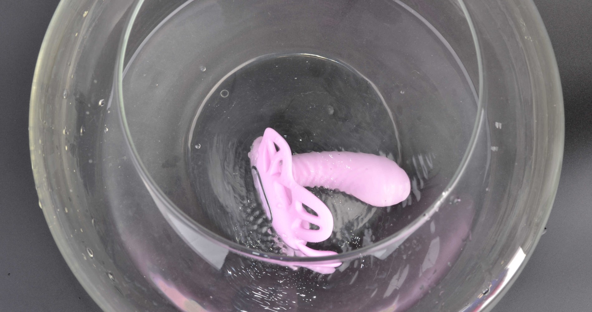 Vibracijski metuljček Darling, v posodi z vodo