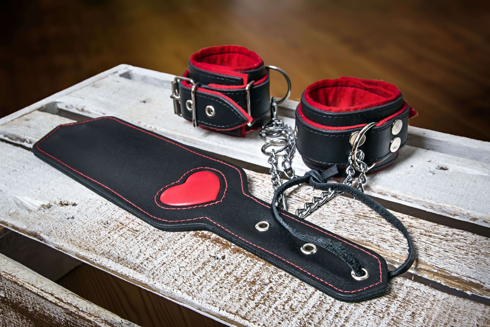 Črno-rdeče usnjene zapestnice, šlamparica