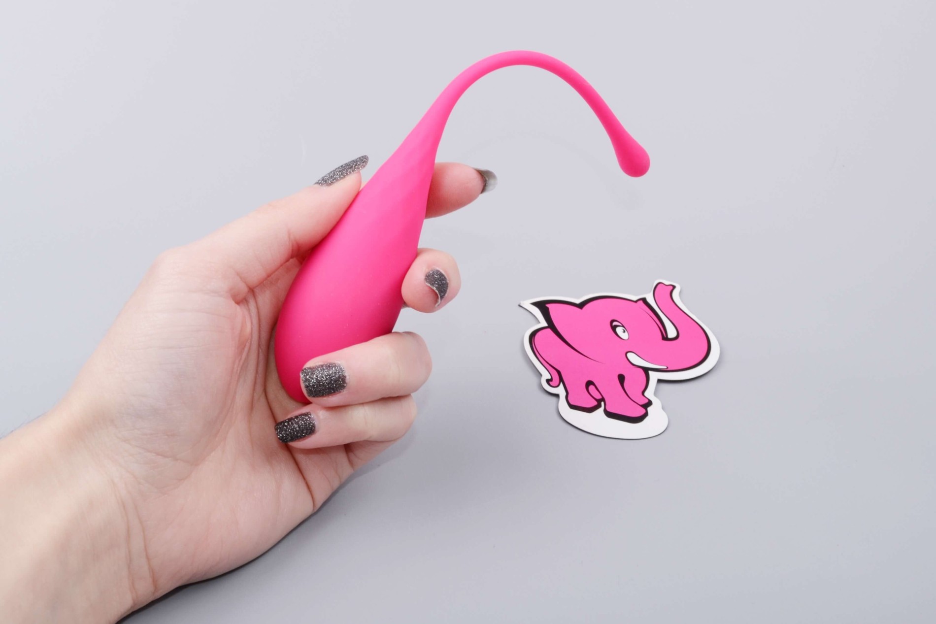 Deluxe Petite Keglove kroglice Vaginalni komplet za hantele, v roki