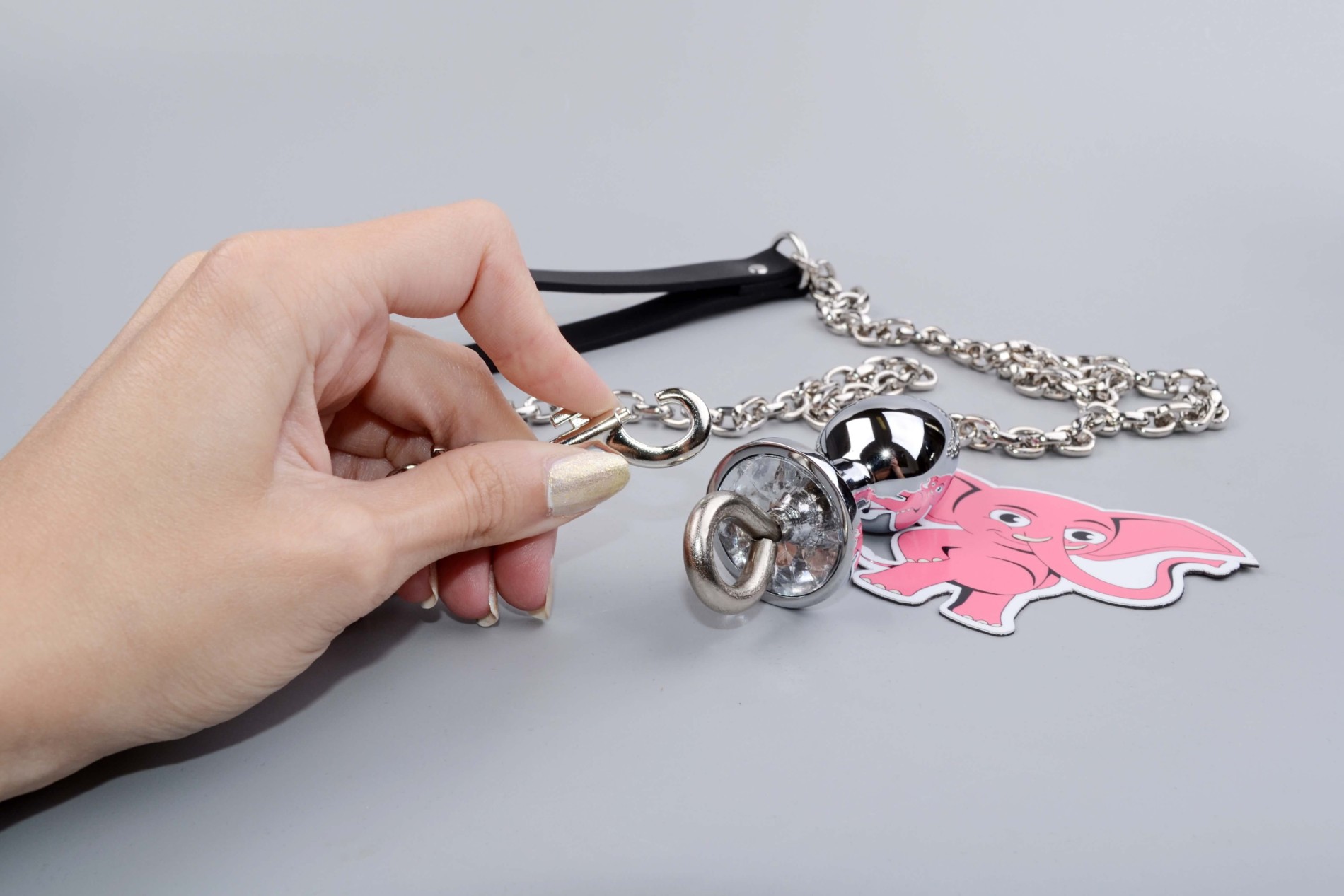 Analni čep z verigo Me povodec, v roki