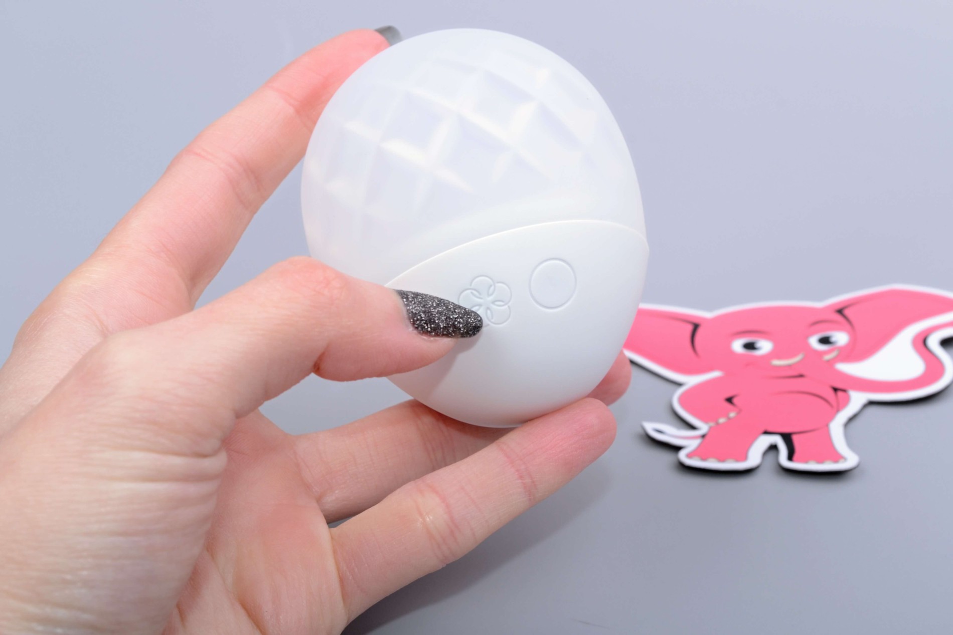 Žareči masažni vibrator Tenga Iroha Ukidama, v roki