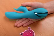 Silikonski vibrator Tiffany Dream - fotografiranje v roki