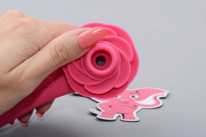 Adore Lilien II. vibrator na pritisk (15 cm), v roki