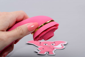 Adore Lilien II. vibrator na pritisk (15 cm), v roki