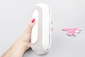 Tenga Flip Hole Zero EV vibracijski masturbator, v roki