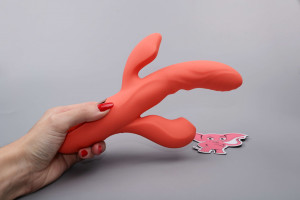 Adore Coraline - silikonski vibrator 3v1 z gretjem, v roki