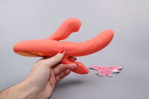 Adore Coraline - silikonski vibrator 3v1 z gretjem, v roki