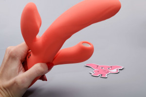 Adore Coraline - silikonski vibrator 3v1 z gretjem, v roki