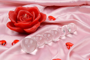 Stekleni Dildo Icicles št. 3 (20 cm) + darilni paket za igrače