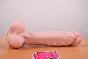 Dildo s priseskom in testisi Maxim (24 cm) - na mizi