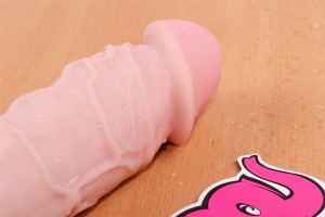 Dildo s priseskom in testisi Maxim (24 cm) - na mizi