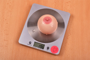 Antistress breast Jenny - pripomoček za tehtanje, namizna tehtnica prikazuje 196 g