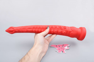 Dildo pošast s priseskom Octopoda (32 cm), v roki