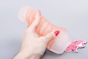 Masturbator Tenga Spinner Hexa (13 cm), v roki