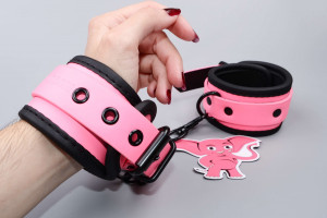 Rožnate svetleče okove Pink Baddie
