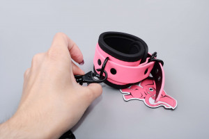 Rožnate svetleče okove Pink Baddie